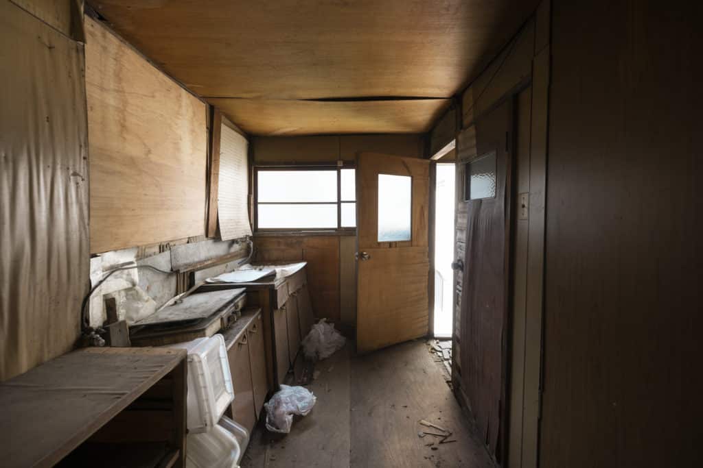 Vide maison : pièce encombrée à débarrasser