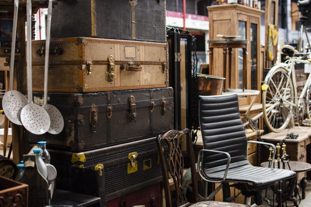 Mobilier ancien et malles à débarrasser après une succession