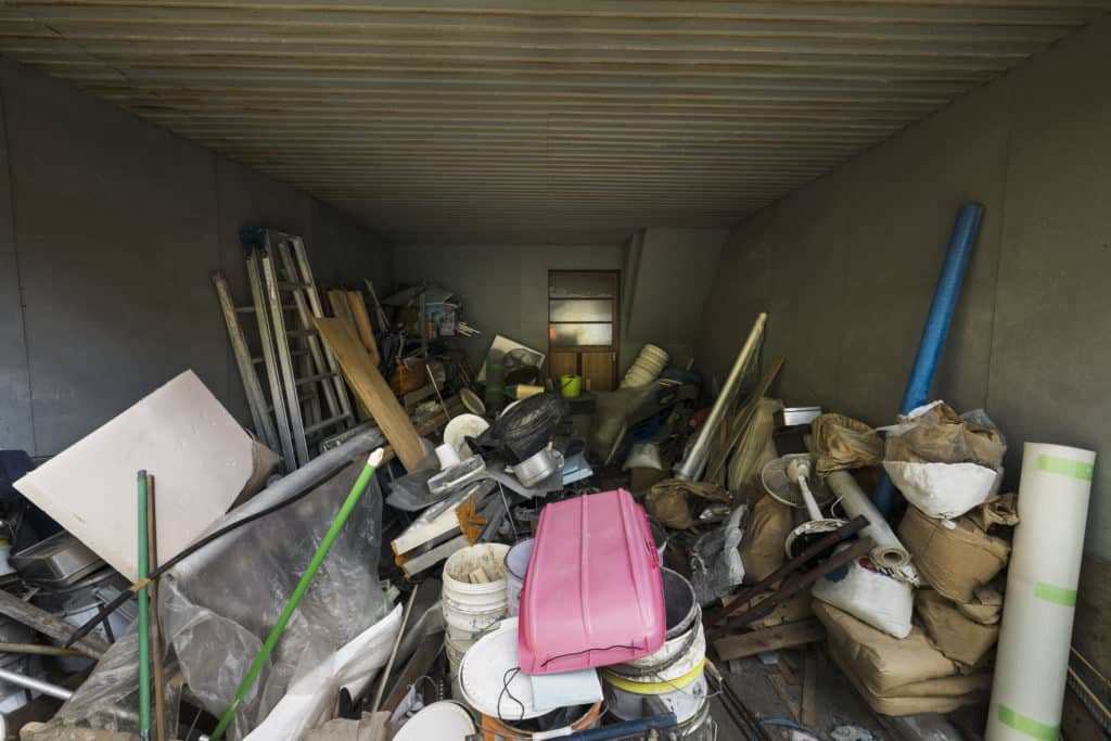 Grenier encombré d’objets et de cartons à trier